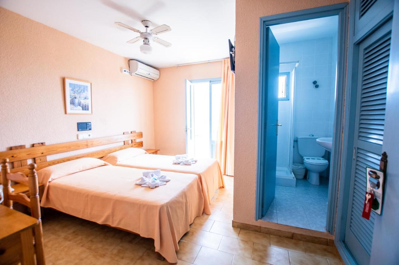 Hostal Santi Es Caló Extérieur photo