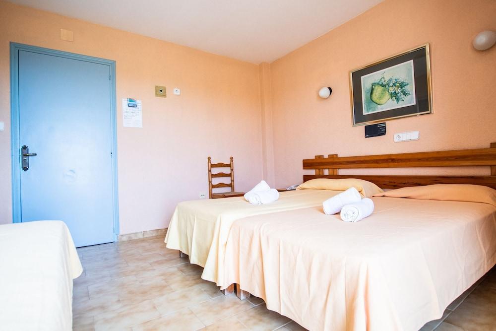 Hostal Santi Es Caló Extérieur photo
