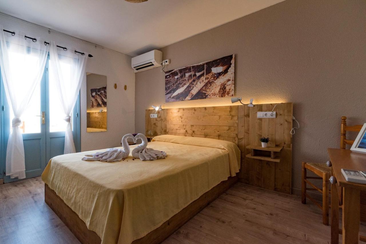 Hostal Santi Es Caló Extérieur photo