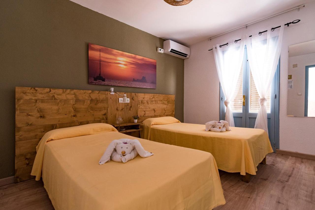 Hostal Santi Es Caló Extérieur photo